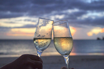 Clink Glasses Together, dinner, champagne, sparkling, beach, cheers, couple, glasses, cheerful, ocean, sunset, sea, hands, summer, love, clouds, nature, wine HD wallpaper
