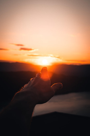 Sunset, Glare, Shine, Light, Hand, Miscellanea, Miscellaneous, Fingers HD phone wallpaper