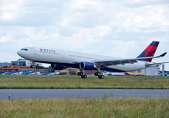 Delta Air Lines, Increased flights, Travel to Italy, Airline news HD wallpaper