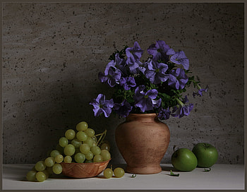 Greens And Purple, natural, bouquet, grapes, floral, petunias, apples, autumn, ceramic, fall, vase, earthy, purple, still life, wood, pretty, green, flowers, bowl, display HD wallpaper