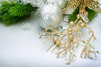 Christmas decorations, golden, holidays, graphy, cute, balls, garland, ball, christmas, decorations, silver, lovely, new year HD wallpaper