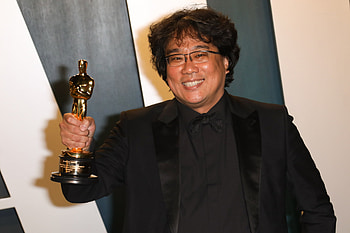Bong Joon-ho, Conservative TV host criticized, Best original screenplay, Controversial remarks HD wallpaper