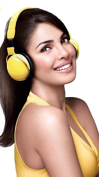 Priyanka Chopra, Latest hoot, Stylish avatar, Trending fashion HD phone wallpaper