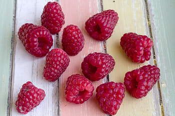 Food, Raspberry, Berries, Table, Ripe HD wallpaper