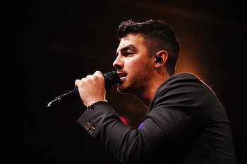 Joe Jonas, Teen heartthrob, Versatile performer, Charismatic stage presence HD wallpaper