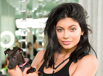 Kylie Jenner With Dog, kylie-jenner, celebrities, girls, model HD wallpaper