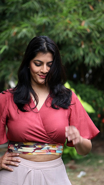 Vara Lakshmi, tamil actress, sexy gorgeous HD phone wallpaper