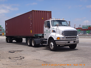 TRUCK HAULING CONTAINER AT THE HARBOR, sunshine, container, outside, big, semi, cool, harbor, truck, hauling HD wallpaper