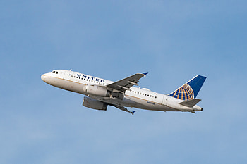 United Airlines, Sparks debate, Diversify pilot staff, Air travel HD wallpaper