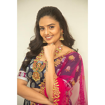Sreemukhi, sari, Telugu actress HD phone wallpaper