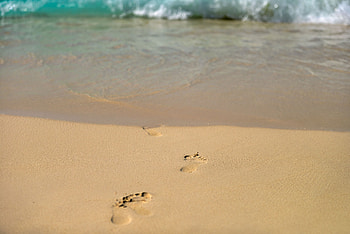 Footprints in the Sand HD wallpaper