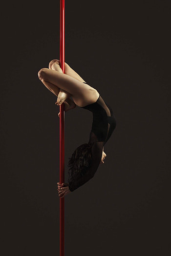 Remi sit, Pole dancing, Pole fitness, Pole dance moves HD phone wallpaper