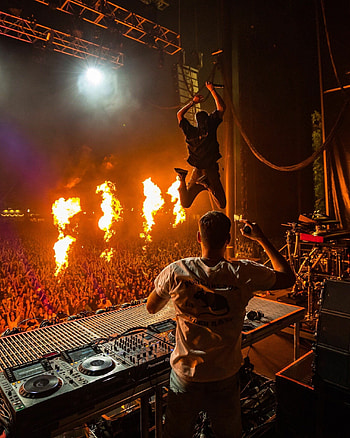 The Chainsmokers, Dynamic performances, Concert atmosphere, Unforgettable show HD phone wallpaper