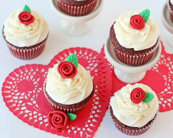 Red velvet cupcakes, icing, food, cupcakes, red velvet HD wallpaper