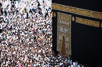 Mass of pilgrims in traditional attire at Kaaba during the Hajj pilgr. HD wallpaper