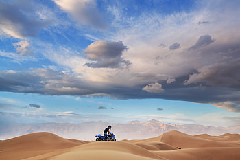 Suzuki Hayabusa In Desert , suzuki-hayabusa, suzuki, bikes, desert HD wallpaper