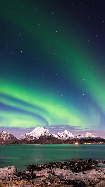 Aurora Borealis, Striking , Vibrant colors, Hypnotizing visuals HD phone wallpaper