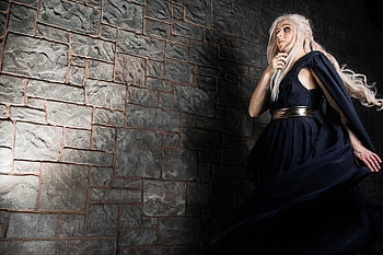 Emilia Clarke Game Of Thrones Cosplay, cosplay, daenerys-targaryen, tv-shows, game-of-thrones HD wallpaper