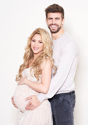 Shakira and Gerard Pique, Sesion de fotos embarazadas, Foto estudio embarazo, Ssin de fotos de maternidad HD phone wallpaper