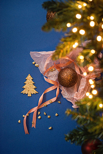 Holidays, New Year, Decorations, Gold, Christmas, Christmas Tree, Garland HD phone wallpaper