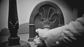 Radio noir film tuning bedroom hand. The hand of a man turns the dial on an old vintage 1940's radio sitting on a night stand in a bedroom. HD wallpaper
