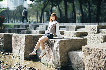 — Serene Park Portrait of a Young Woman, Asian HD wallpaper