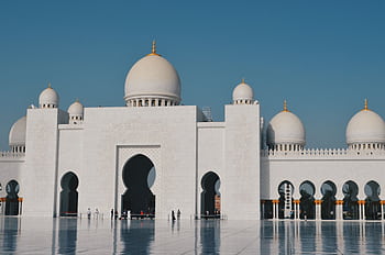 Iconic Sheikh Zayed Mosque with clear blue sky and majestic Islamic architecture in Abu Dhabi. HD wallpaper