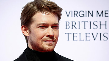 Joe Alwyn, Hulu film, Sex scenes, Parental approval HD wallpaper