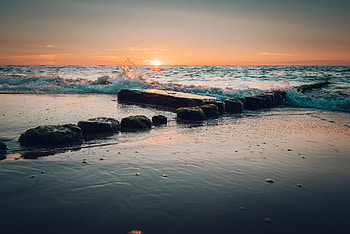 Sea, sea waves, coast, skyline, rocks HD wallpaper