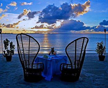 a romantic dinner for two ...., blue, sand, dining, clouds, sky, romantic, sunset, beach HD wallpaper