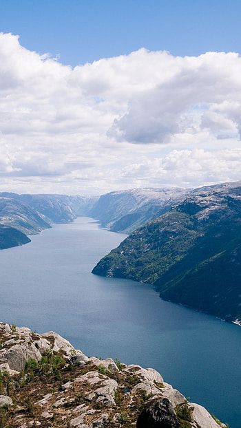 Norway's rivers, Magnificent mountains, Cloud-covered nature, que scenery HD phone wallpaper