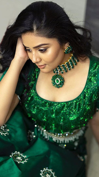 Sreemukhi, telugu actress anchor, model HD phone wallpaper