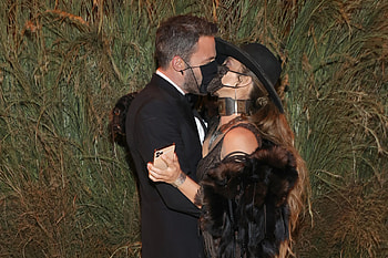 Jennifer Lopez and Ben Affleck, PDA at Venice Film Festival, Public affection, Glamorous event HD wallpaper