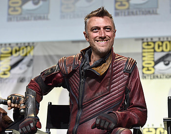Sean Gunn, Biography, Height, Life story HD wallpaper