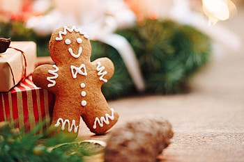 Gingerbread Man, Christmas baking tradition, Festive cookie decorations, Sweet memories HD wallpaper