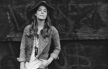 Brandi Carlile, Charity album, Cover Stories, Iconic collaborations HD wallpaper