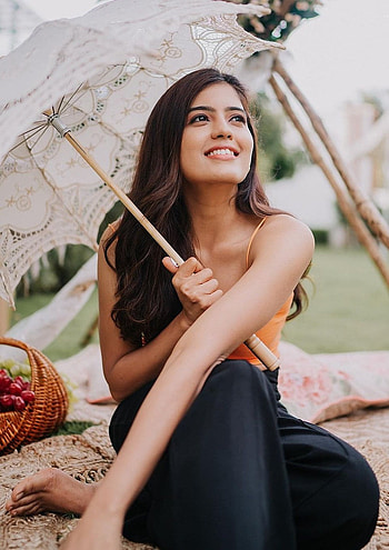 Amrita Aiyer, lip, Amritha HD phone wallpaper