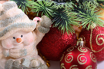 Snowman, holidays, graphy, cute, balls, garland, ball, christmas, red, decorations, lovely, new year HD wallpaper