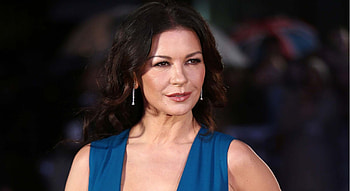 Catherine Zeta-Jones, Mesmerizing , Alluring , Captivating vibe HD wallpaper