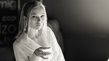 Girl Portrait Monochrome Looking At Viewer, girls, model, monochrome, black-and-white HD wallpaper