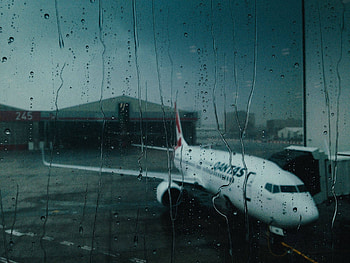 Qantas airline, Rainy day, Sydney, Aviation graphy HD wallpaper