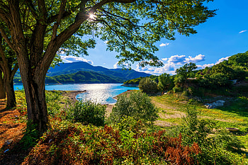 Lake in Italy, summer, view, trees, Italy, beautiful, spring, lake, mountain, reflection HD wallpaper