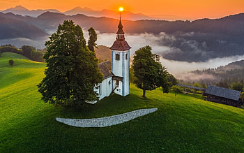 Church in Slovenia, Alps, sun, church, Slovenia HD wallpaper
