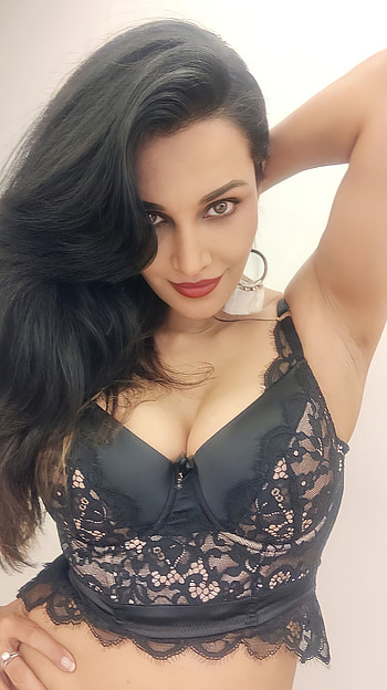 Flora saini, multilingual actress HD phone wallpaper
