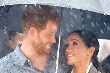 Meghan Markle, Holding an umbrella, Pure glamour HD wallpaper