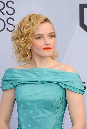 Julia Garner, Madonna biopic, Lead role, Acting portrayal HD phone wallpaper