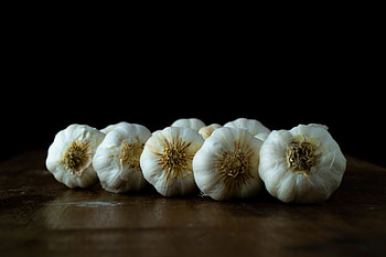 Bunch of garlic bulbs, Rustic table setting, Nature-inspired , Organic produce HD wallpaper