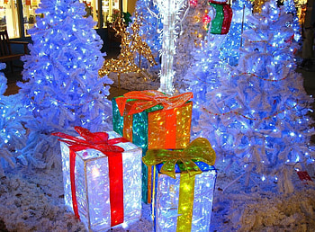 Holidays, New Year, Fir-Trees, Shine, Light, Holiday, Garland, Garlands, Presents, Gifts HD wallpaper
