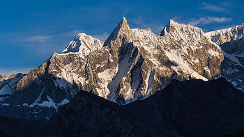 Peaks at the Manaslu Conservation Area, Nepal, sky, shadow, rocks, snow, blue HD wallpaper