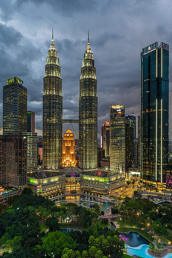 Petronas Twin Towers, Landmark architecture, Kuala Lumpur, Malaysia HD phone wallpaper